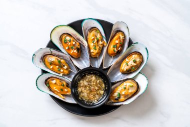 deniz ürünleri midye limon ve sarımsak ile