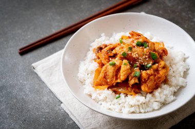 Pirinçli kimchi ve domuz kızartması. Kore usulü.