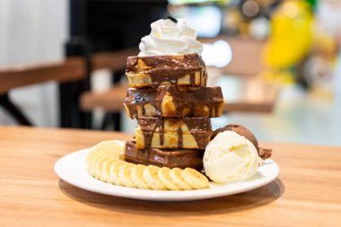 dondurma ve çırpılmış krema ve çikolata ile gözleme