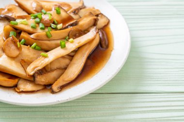 İstiridye soslu kızarmış kral istiridye mantarı. Sağlıklı, vejetaryen ya da vejetaryen yemek tarzı.