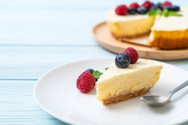 Ev yapımı cheesecake taze ahududu ve yaban mersini ile