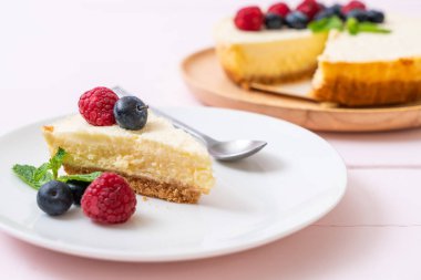 Ev yapımı cheesecake taze ahududu ve yaban mersini ile