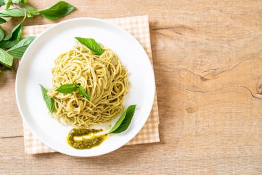 Homamade spagetti pesto sos, zeytin yağı ve fesleğen yaprakları ile.