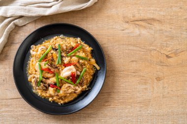 Karıştırılmış kalamar ya da tuzlu yumurtalı ahtapot - Asya deniz ürünleri tarzı