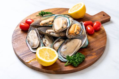 malzemelerle ahşap tahta üzerinde taze midye