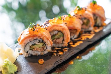 somon suşi rulo ile kaz ciğeri - Japon gıda tarzı