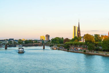 Frankfurt am Main manzarası twilight saat sırasında.