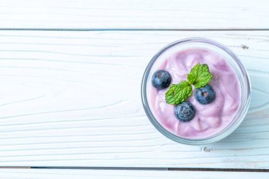 Taze yaban mersinli ev yapımı yoğurt