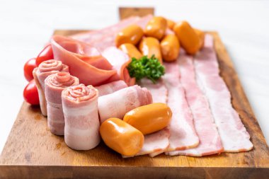 pastırma, sosis, jambon füme ve barbekü pastırma ahşap tahta üzerinde