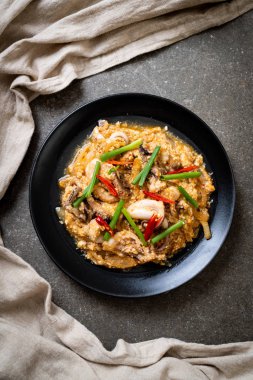 Karıştırılmış kalamar ya da tuzlu yumurtalı ahtapot - Asya deniz ürünleri tarzı