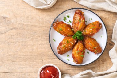 Beyaz susamlı ızgara tavuk kanadı.