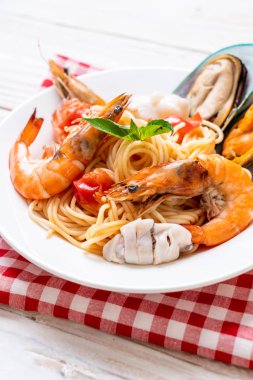Deniz ürünleri makarna makarna midye, karides, Squis, midye ve domates - İtalyan yemeği tarzı ile