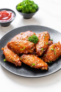 Beyaz susamlı ızgara tavuk kanadı.