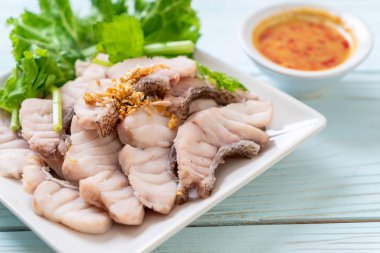 Soslu ve sebzeli haşlanmış balık sosu.