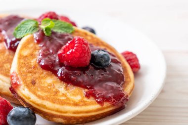 Taze ahududu ve yabanmersinli gözleme.