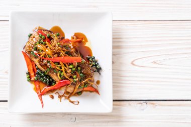 baharatlı tavada kızartılmış ve bitki ile Gruplayıcı balık fileto - Tay gıda tarzı