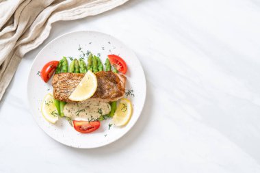 Izgara balık bifteği.