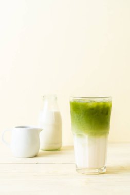 Buzlu kibrit yeşil sütlü latte.