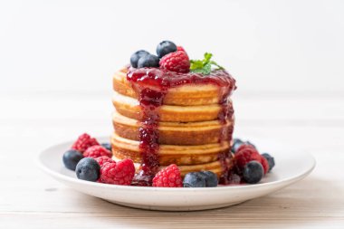 Taze ahududu ve yabanmersinli gözleme.