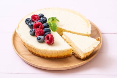 Ev yapımı cheesecake taze ahududu ve yaban mersini ile