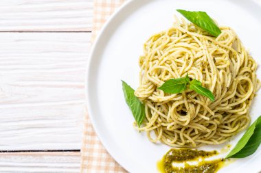 Homamade spagetti pesto sos, zeytin yağı ve fesleğen yaprakları ile.