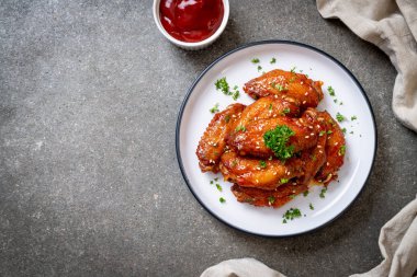 Beyaz susamlı ızgara tavuk kanadı.