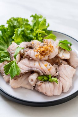 Soslu ve sebzeli haşlanmış balık sosu.