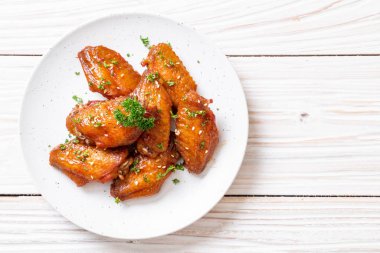 Beyaz susamlı ızgara tavuk kanadı.