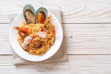 risotto (karides, midye, ahtapot, istiridye) deniz ürünleri ve domates - İtalyan gıda tarzı