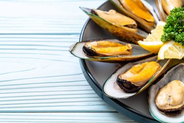 deniz ürünleri midye maydanoz ve limon ile