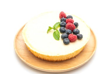 Ahududu ve beyaz arka plan üzerinde izole yaban mersini ile ev yapımı cheesecake
