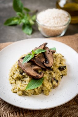 Pesto ve peynir ile ev yapımı Mantarlı Risotto