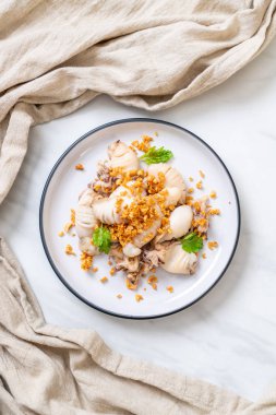 Kızarmış kalamar ya da tabakta sarımsak olan ahtapot.