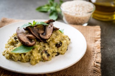 Pesto ve peynir ile ev yapımı Mantarlı Risotto