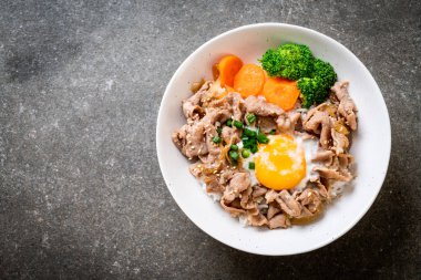 Donburi, domuz eti Pilav kasesi onsen yumurta ve sebze - Japon gıda tarzı