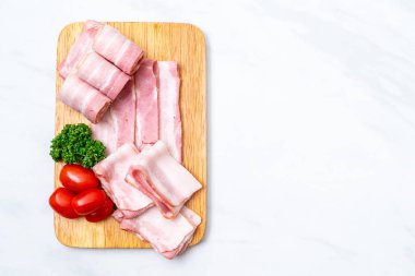 Ahşap tahta üzerinde çiğ domuz pastırma dilimlenmiş