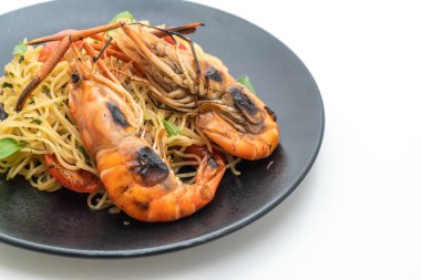 ızgara karides ve beyaz arka plan üzerinde izole domates ile tavada kızartılmış spagetti