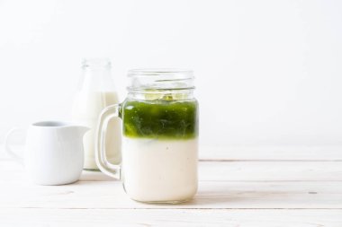 Buzlu kibrit yeşil sütlü latte.