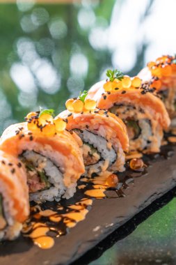 somon suşi rulo ile kaz ciğeri - Japon gıda tarzı