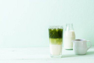 Buzlu kibrit yeşil sütlü latte.
