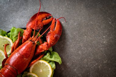 taze Haşlanmış istakoz sebze ve limon ile