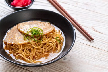 chaashu domuz eti - Japon tarzı ile TONKOTSU ramen erişte