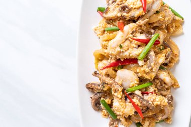 Karıştırılmış kalamar ya da tuzlu yumurtalı ahtapot - Asya deniz ürünleri tarzı