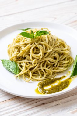Homamade spagetti pesto sos, zeytin yağı ve fesleğen yaprakları ile.