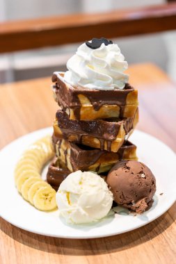 dondurma ve çırpılmış krema ve çikolata ile gözleme