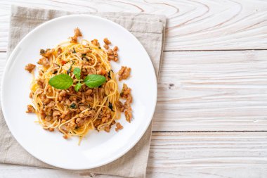 kıyılmış domuz eti ve fesleğen ile tavada kızartılmış acılı spagetti