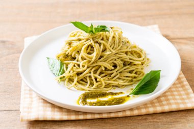 Homamade spagetti pesto sos, zeytin yağı ve fesleğen yaprakları ile.