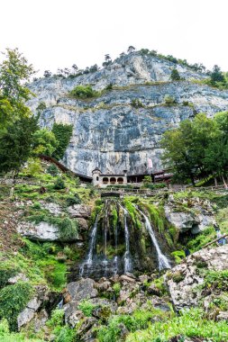 St. Beatus mağara ve şelaleler Thunersee, Sundlauenen İsviçre yukarıda.