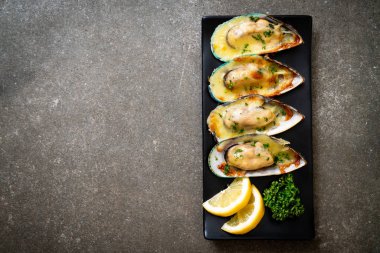 Peynirli taze midye.