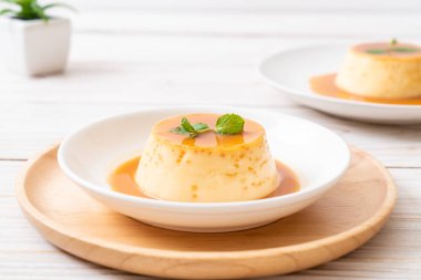 Naneli ev yapımı karamel kremalı puding.